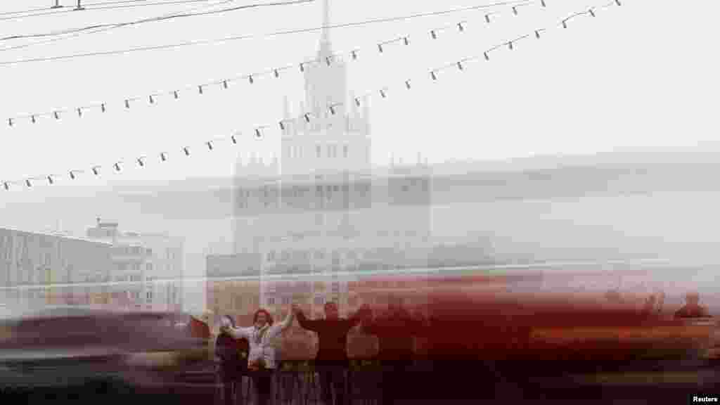 Rusija - Opozicioni protest pod nazivom ''Bijeli prsten'', tisuće ljudi protestiralo je protiv Vladimira Putina za kojeg se očekuje da će biti predsjednički kandidat na izborima, 26. februar 2012. Foto: Reuters / Denis Sinyakov