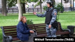 Гвардеец и женщина на скамейке, Москва, 3 августа 2019