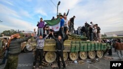 Бойцы антиасадовсих группировок, Сирия, 8 декабря 2024 года