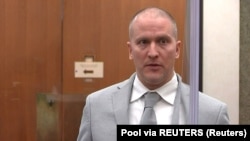 Сам Шовін в під час засідання 25 червня висловив співчуття родині Флойда