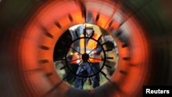 Radnici viđeni kroz cev gasovoda, prilikom postavljanja cevi za gasovod "Turski tok", na granici između Bugarske i Srbije, u junu 2021. godine.