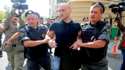 Protest podrške za Pussy Riot ispred sudnice