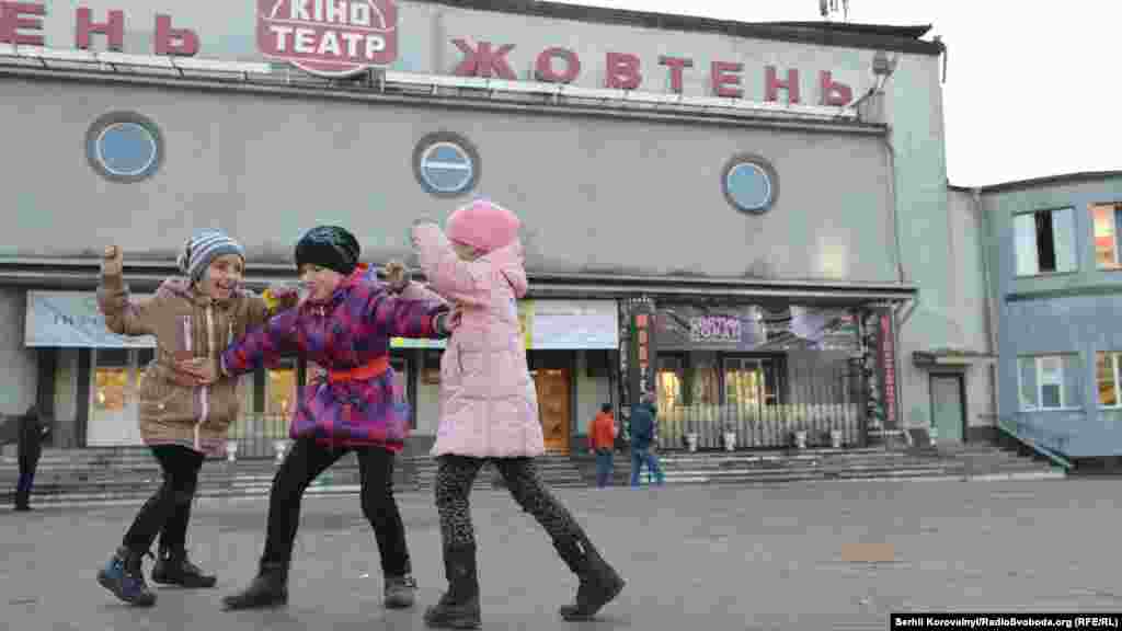 Центральний вхід у кінотеатр «Жовтень» після пожежі.