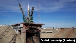 "Союз-ФГ" с космическим кораблем "Союз МС-10" перед запуском на космодроме Байконур