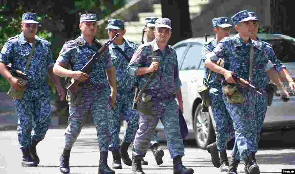 Вооруженные сотрудники полиции у захваченного активистами движения "Учредительный парламент" здания полиции.