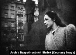 ჩეხოსლოვაკიის საიდუმლო პოლიციას განსაკუთრებულად ჰყავდა ამოჩემებული დისიდენტი ალიონა ხრომადკოვა (ერთი ფოტოთი მაღლა, ვაცლავის მოედანზე, პრაღაში). მას ოთხი წელი დასდევდნენ უკან.