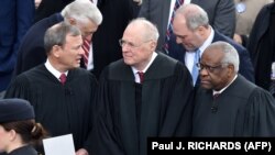 Clarence Thomas (desno) u društvu Anthonyja Kennedyja