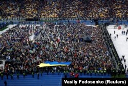 Пустое пространство справа - фрагмент "фан-зоны" сторонников Зеленского