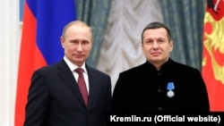 Владимир Путин награждает Владимира Соловьева. Декабрь 2016