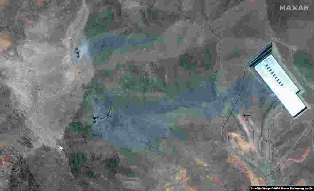 დარტყმების შემდეგ გადაღებულ ფოტოებზე ფორდოს კომპლექსის ქედზე კრატერები და ფერფლი ჩანს.