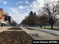 Stanovnici Doboja - Dragan, Jelena i Predrag kažu da je ovo ustaljena praksa u izbornim godinama (na fotografiji asfaltiranje u Doboju)