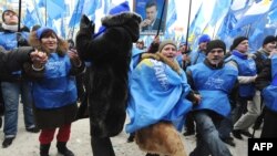 Прихильники Віктора Януковича святкують перемогу свого лідера під час мітингу біля ЦВК, 9 лютого 2010 року