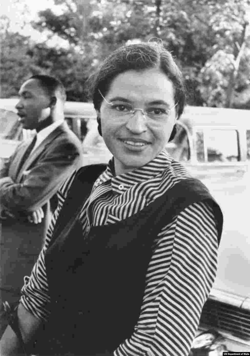 Aktivistica za ljudska prava, Rosa Parks, sa Dr. Martin Luther Kingom, 1955. Ona je odbila, na zahtjev vozača autobusa, da ustupi svoje mjesto putniku bijelcu, zbog čega je bila uhapšena.