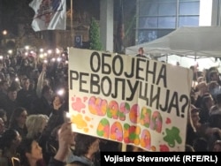 "ფერადი რევოლუცია"? მრავალფეროვანი ტყუილი". პროტესტი ბელგრადში სახელმწიფო ტელევიზიის მიერ დემონსტრაციების ცალმხრივი გაშუქების წინააღმდეგ