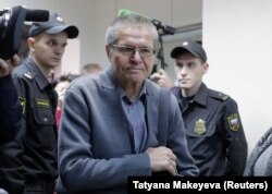 Former Economy Minister Aleksei Ulyukayev enters a courtroom before a hearing in Moscow on November 13.