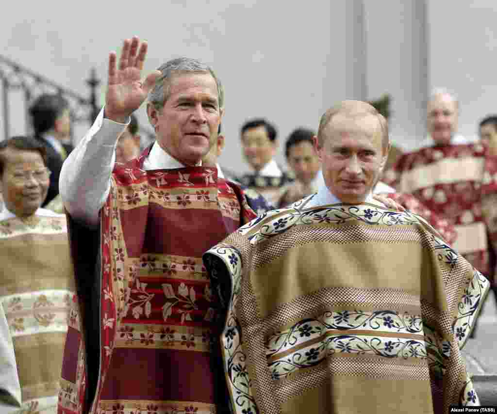Putin i Bush nose čileanska ponča dok stižu na službeno fotografiranje lidera APEC-a u palači La Moneda u Santiagu, 21. novembra 2004.