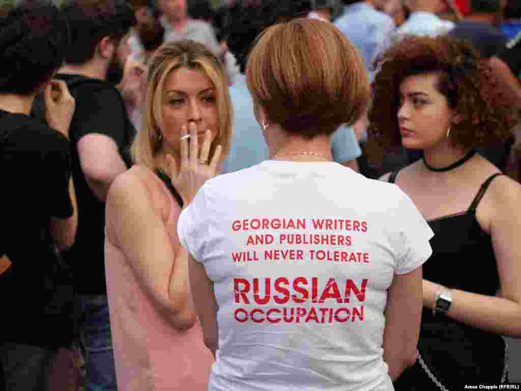 "Gruzijski pisci i izdavači nikada neće tolerisati rusku okupaciju", piše na majici