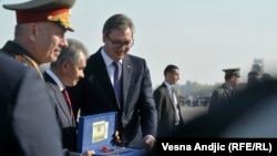 Vučić poklonio paradni bodež Šojguu