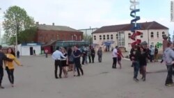 Выпускники поселка Чертково репетируют вальс Выпускники поселка Чертково репетируют вальс