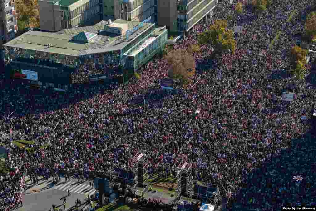 Pogled iz vazduha na komemorativni skup u Novom Sadu, 1. novembar 2025.