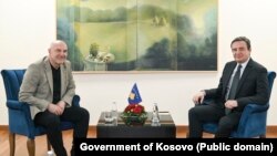 Poslanik Ujedinjene goranske partije Adem Hodža na sastanku s liderom Pokreta samoopredeljenje Aljbinom Kurtijem 3. aprila.