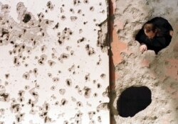 Mnoge Sarajlije gledale su u kratkim periodima bez granatiranja iz svojih stanova kroz rupe od gelera i granata