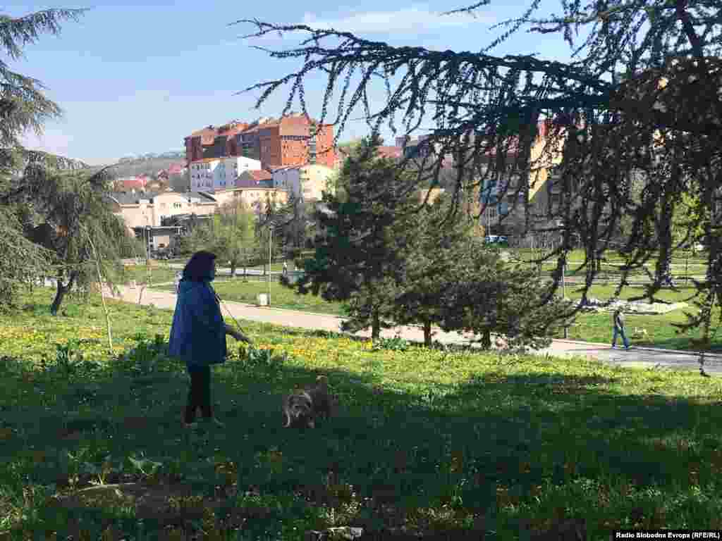 Park između Karaburme i Mirijeva, glavno šetalište ova dva dela Beograda, inače prepun ljudi a sada rezervisan samo za vlasnike kućnih ljubimaca.