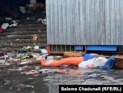 „97 ათასი მაქვს გამოტანილი ბანკიდან იპოთეკური სესხი და 77 ათასი ზევიდან გადასახდელი. შვილები და შვილიშვილები რომ მშიერი დამრჩა ამაზე აღარ ვლაპარაკობ“,