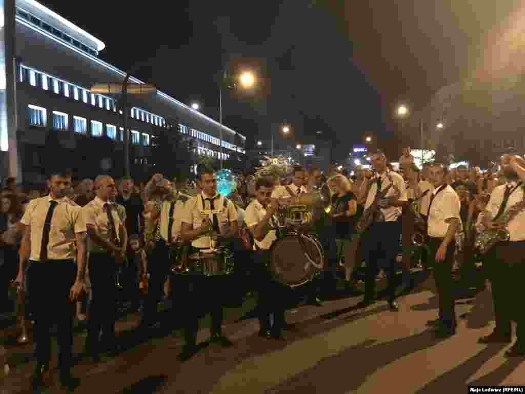 "Bandakadabra" iz Italije oredvodila je karnevalsku povorku građana i izvođača od centra Novog Sada do Podgrađa Tvrđave