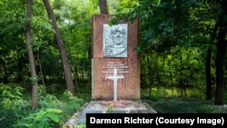 Monument din zona de excludere în jurul centralei nucleare de la Cernobîl. În 2002, s-a adăugat o cruce peste steaua socialistă.