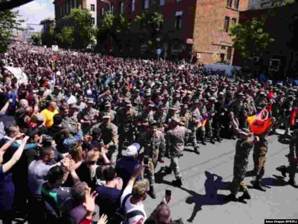 Военнослужащие образовали колонну перед полицейским участком, и так демонстрация прошла мимо полиции