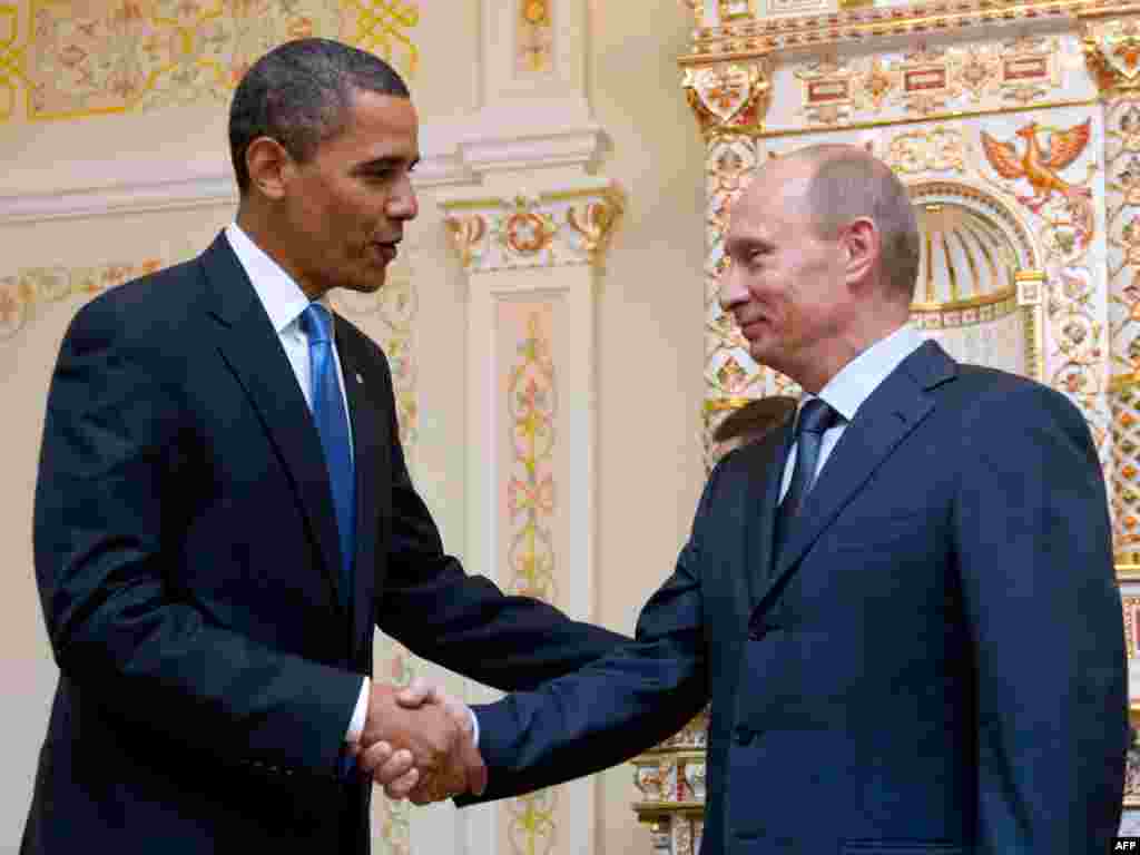 Președintele american Barack Obama și (la acea vreme) prim-ministrul rus Vladimir Putin își strâng mâinile în timpul unei întâlniri la reședința de țară a acestuia din urmă din Novo Ogaryovo, lângă Moscova, în iulie 2009.