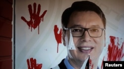 Красная "кровавая" краска и отпечатки "кровавых рук власти" - еще один мем сербского протеста. Нови-Сад, 5 ноября 2024