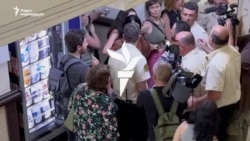 მანდატურები მოქალაქეებს ძალის გამოყენებით ატოვებინებენ შენობას