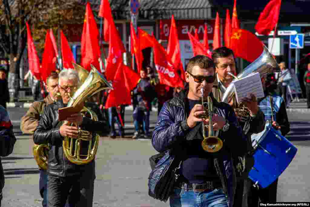 Впереди колонны шел оркестр