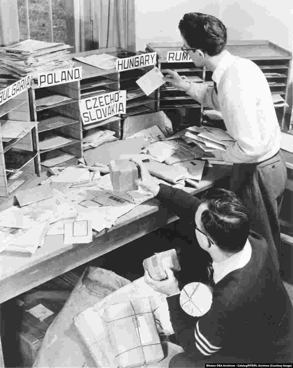 რადიო თავისუფალი ევროპის თანამშრომლები მიუნხენის შტაბ-ბინაში ახარისხებენ მაუწყებლობის ქვეყნებიდან მიღებულ ფოსტას.რადიო თავისუფალი ევროპა შეიქმნა აღმოსავლეთ ევროპაში კომუნიზმის დროს მცხოვრები „ტყვე ხალხის გულებსა და გონებაში თავისუფლების სულის შესანარჩუნებლად“.