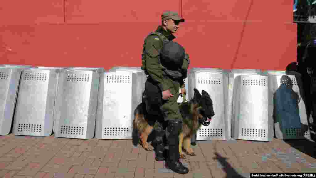 Полицейский и собака. Всего безопасность участников "Марша равенства" охраняли около 6 тысяч сотрудников правоохранительных органов