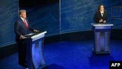 Potpredsjednik SAD i predsjednički kandidat demokrata Kamala Harris i bivši američki predsjednik i republikanski predsjednički kandidat Donald Trump za vrijeme predsjedničke debate u Nacionalnom ustavnom centru u Filadelfiji, Pensilvanija, 10. septembra 2024.