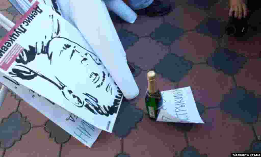 Плакаты с узниками 6мая на Оккупайск принесли, но поднимать не решаются. Желания винтиться нет.