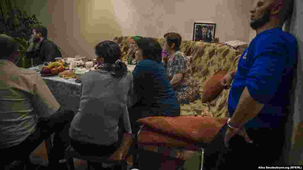 Родные Эрвина смотрят о нем сюжет по телеканалу ATR. У стены – фотография Эрвина, переданная родителям из Всемирного конгреса крымских татар, учасником которого он был до похищения