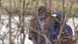 Migranti u Blažuju igraju kriket, radnici rade na objektima u kampu Migranti u Blažuju igraju kriket, radnici rade na objektima u kampu