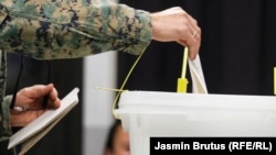 'Kad se daje novac, očekuje se da se taj novac vrati kroz poreze. To treba tretirati kao ulaganje. To je pravi put. Međutim, kod nas djeluje samo ova prva komponenta, da se vrati kroz glasove', kaže profesor Domljan (fotografija sa izbora u BiH 2020)