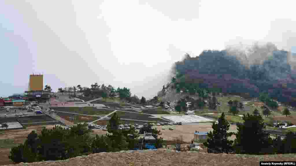 Общий вид на «зачищенную» площадку перед станцией канатной дороги