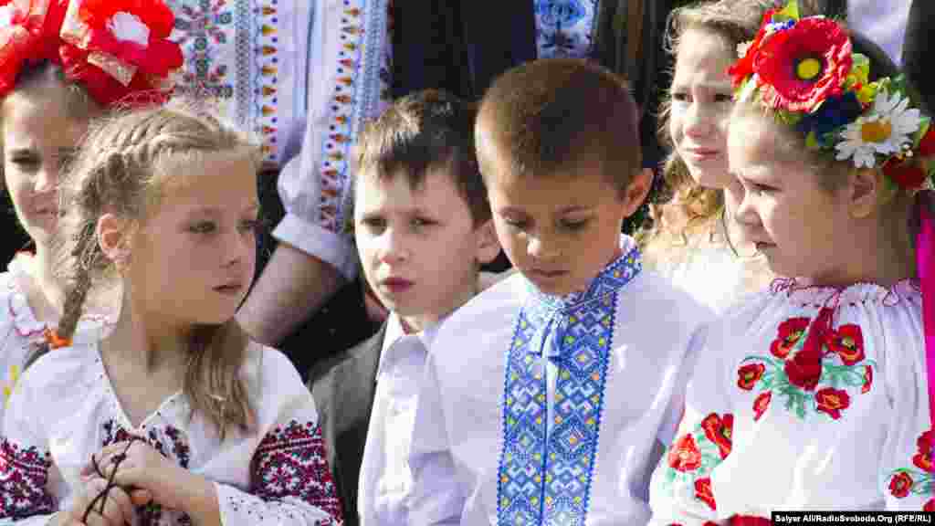 Учні середньої загальноосвітньої школи №63 міста Києва у вишиванках