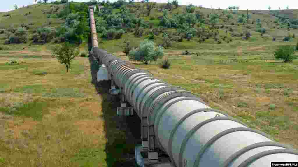 Дюкер (напірна ділянка трубопроводу, що прокладається під руслом річки по схилах або дну глибокої долини) біля мосту на Євпаторійському шосе недалеко від села Скворцове Сімферопольського району. До 2014 року щоосені дніпровська вода з Північнокримського каналу піднімалася по ньому на гору. Довжина дюкера – 1,8 км, діаметр – 3,2 метра, максимальна пропускна здатність – 12,5 кубометрів на секунду