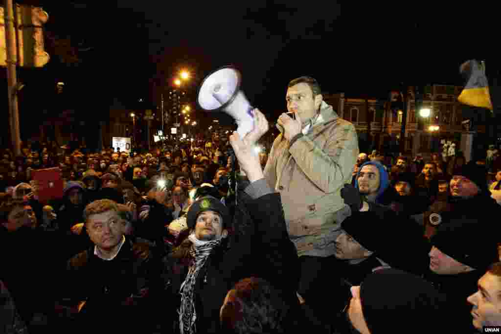 Во время Евромайдана народный депутат Петр Порошенко и лидер партии "УДАР" Виталий Кличко вышли на улицу к участникам протестов, чтобы успокоить их. 1 декабря 2013 года   
