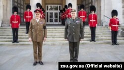 За словами генерала Ніколаса Картера (зліва), в рамках двостороннього співробітництва британські військові підготували понад 20 тисяч українських колег