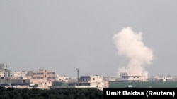 Dim se diže nakon vazdušnog udara u Saraqebu u provinciji Idlib, 28. februara 2020