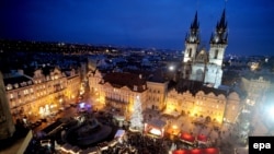 Різдвяний базар на Старомістській площі в Празі, вигляд із вежі ратуші