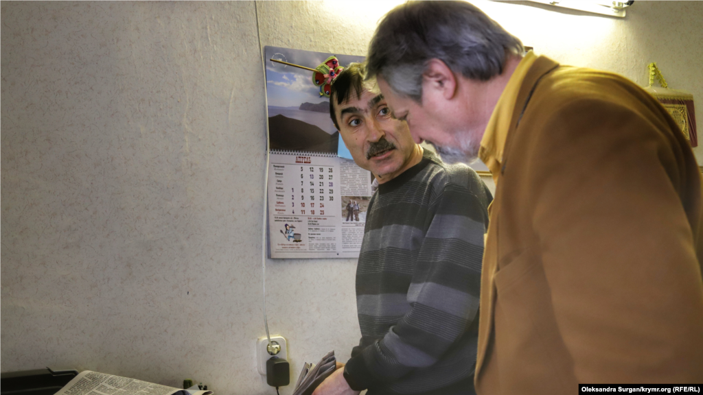 Главный редактор газеты «Къырым» Бекир Мамутов с одним из сотрудников издания